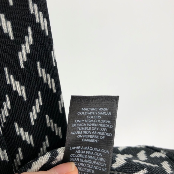 Chicos Travelers Womens Tank Top Size Medium 8 Layering Slinky Knit Black White - Picture 3 of 8